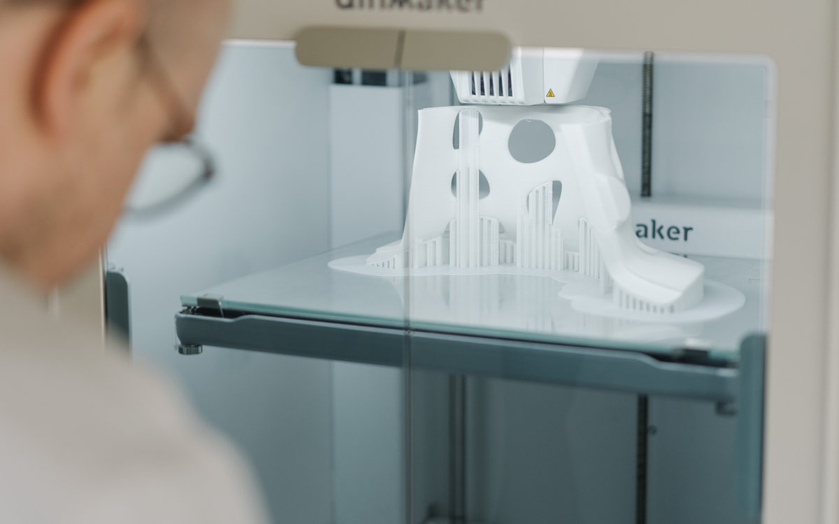 Impressora 3D imprimindo uma peça