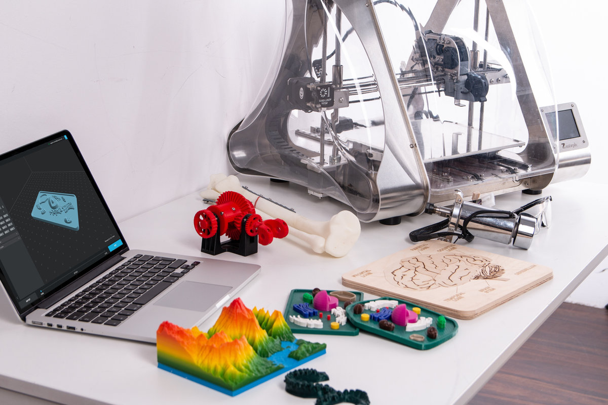 Peças impressas em 3D sobre a bancada
